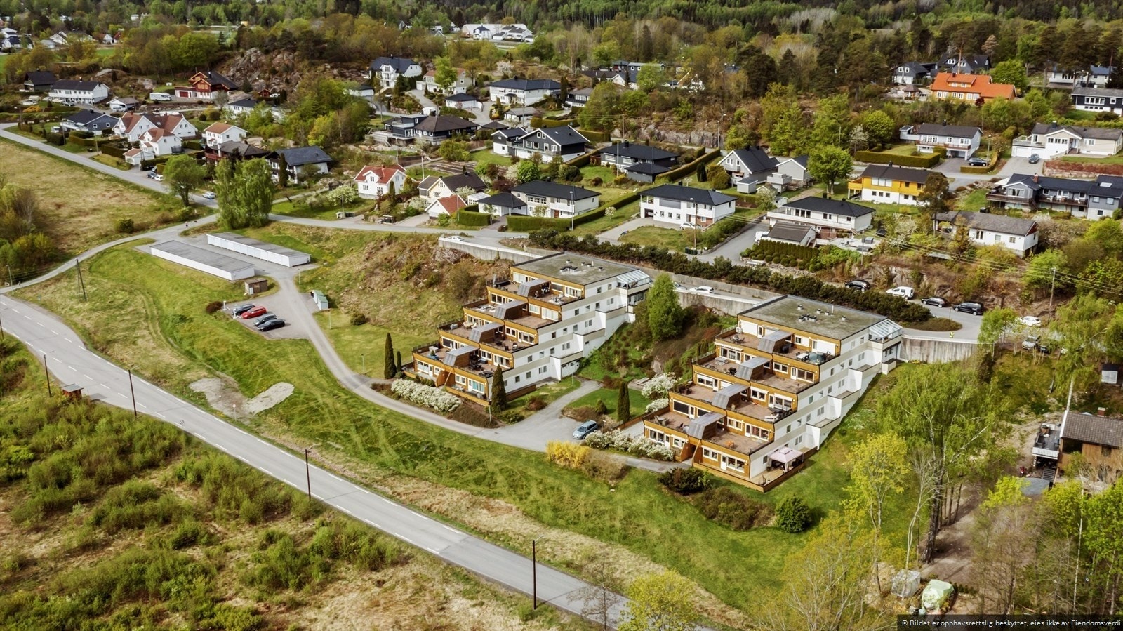 Vear barne- og ungdomsskole ligger i nærheten, og området byr på flere lekeplasser, fotballbane, idrettshall og treningssenter - bildet er fra 2022 Galleribilde