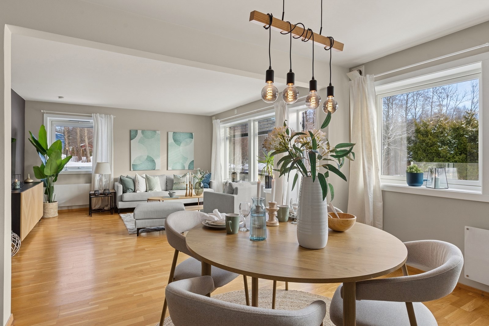 Vel inne i leiligheten finner du en åpen løsning mellom stue og kjøkken, som skaper et lyst og luftig oppholdsrom Galleribilde