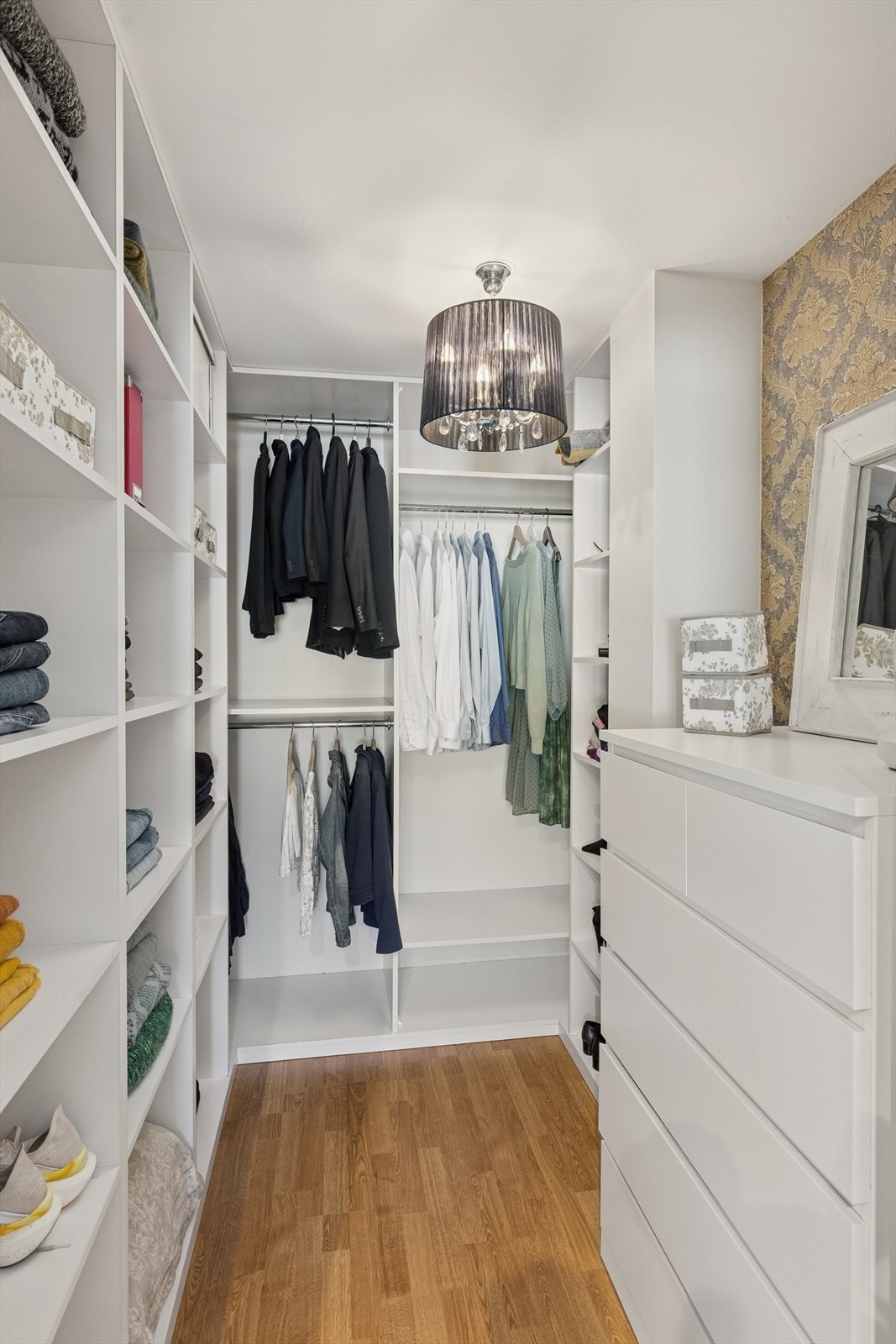 Det er etablert en smart garderobeløsning med eget "walk in closet" i tilknytning til hovedsoverommet Galleribilde