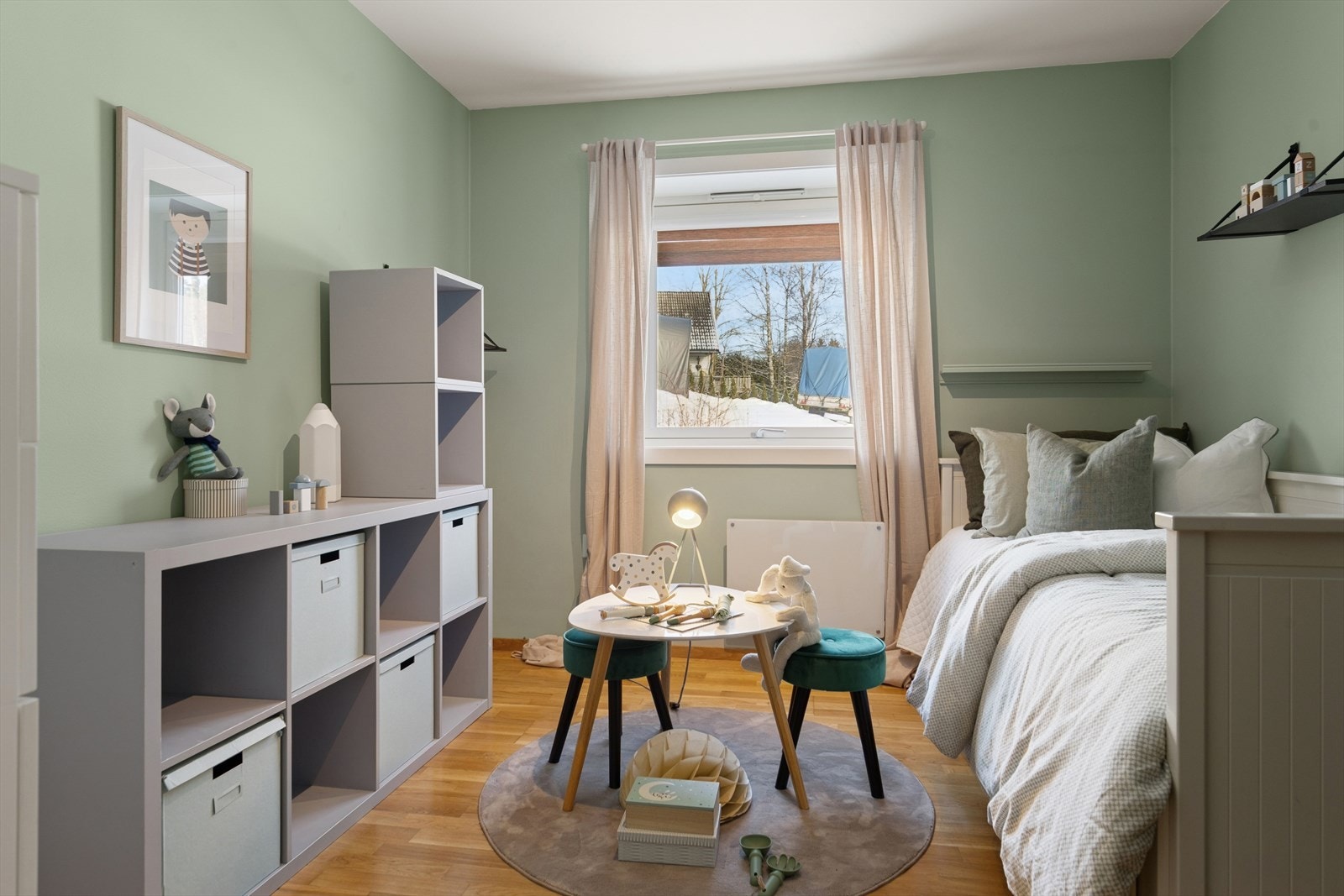 Leiligheten har tre romslige og lyse soverom Galleribilde