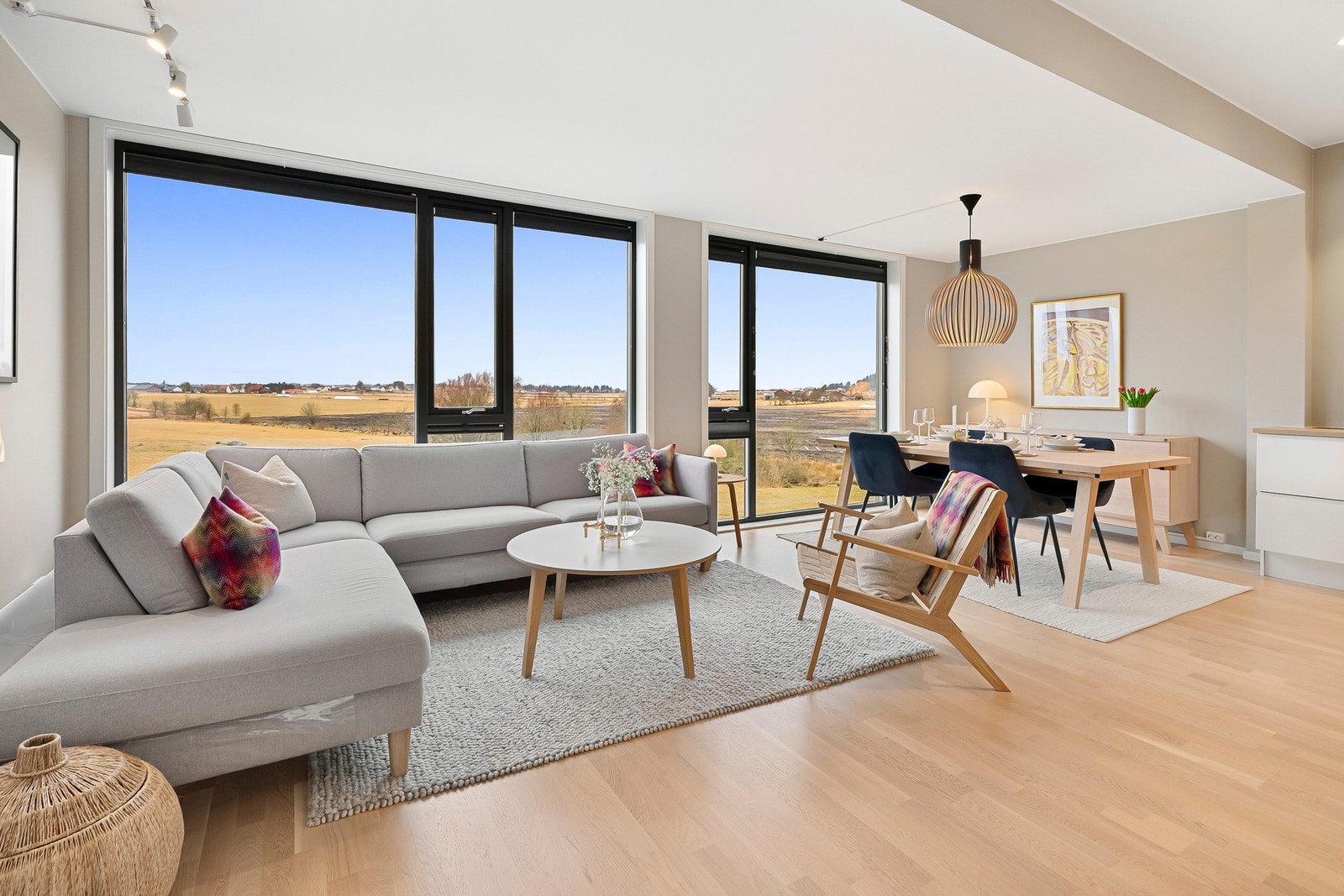 PrivatMegleren v/ Eiendomsmegler MNEF Erlend Haglund presenterer Valen 78 for salg. Galleribilde