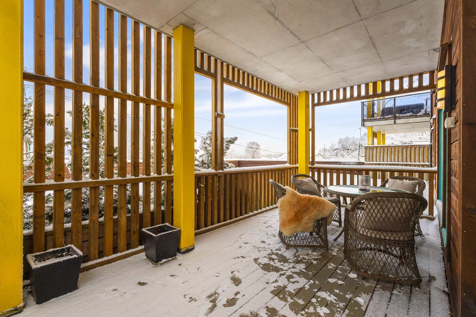 Lys og attraktiv leilighet med stor, overbygget uteplass på ca 19 m² Galleribilde