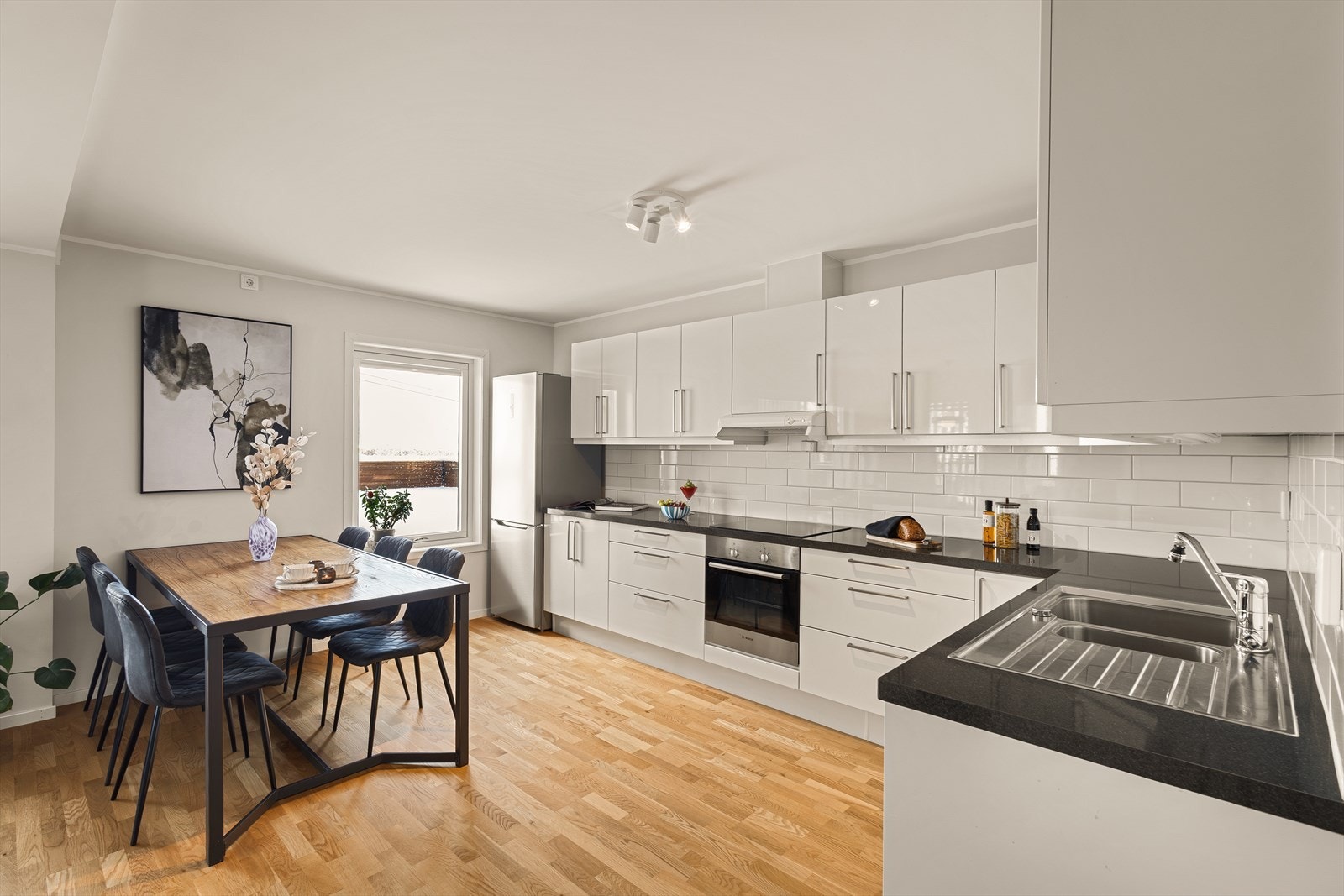 Kjøkkenet har godt med skap- og benkeplass Galleribilde