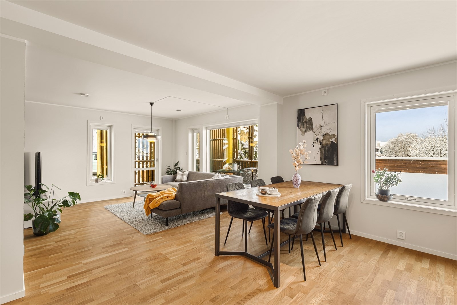 Romslig stue med gode møbleringsmuligheter for både stor sofagruppe, spisebord og øvrig ønsket møblement Galleribilde