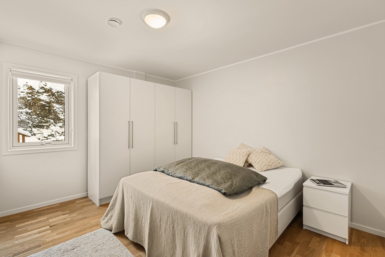 Hovedsoverommet er av god størrelse med plass til dobbeltseng og ønsket møblement Galleribilde