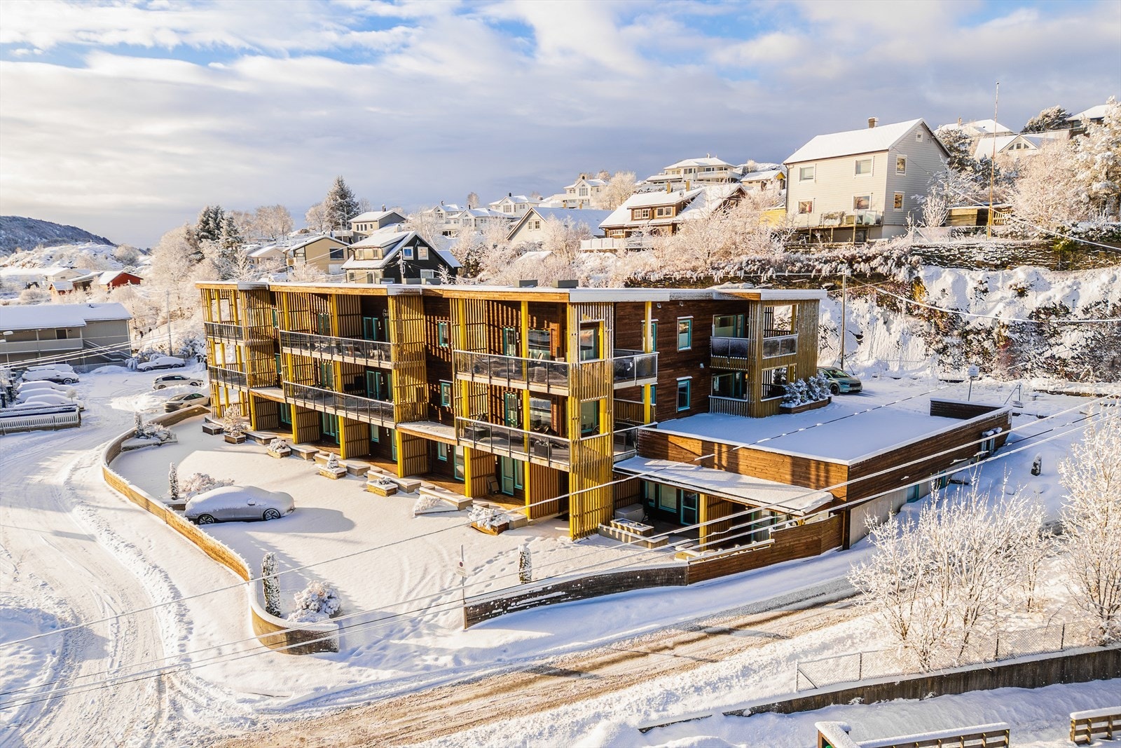 Leiligheten har en sentral og attraktiv beliggenhet på Kolltveit i Øygarden kommune, med gangavstand til blant annet barnehage og barneskole. Galleribilde