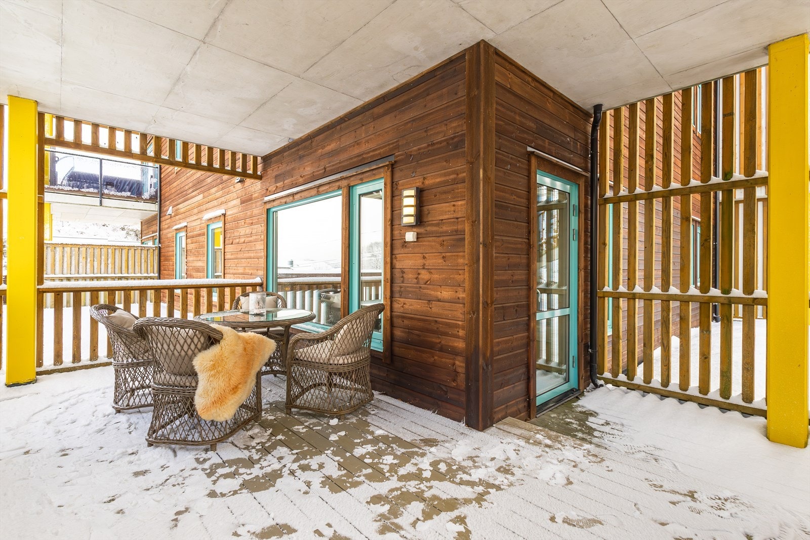 Fra stuen er det utgang til en hyggelig, overbygget uteplass på ca. 19,7 m² Galleribilde