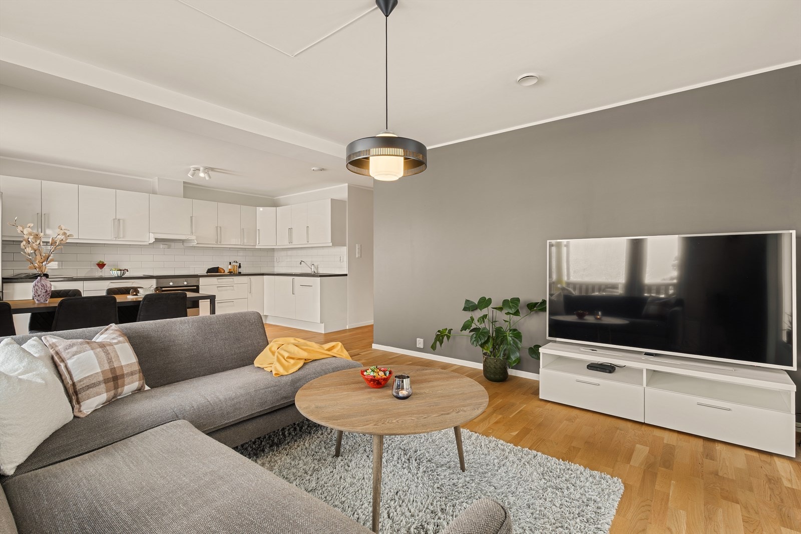 Stue/kjøkken måler 29,6 m² Galleribilde