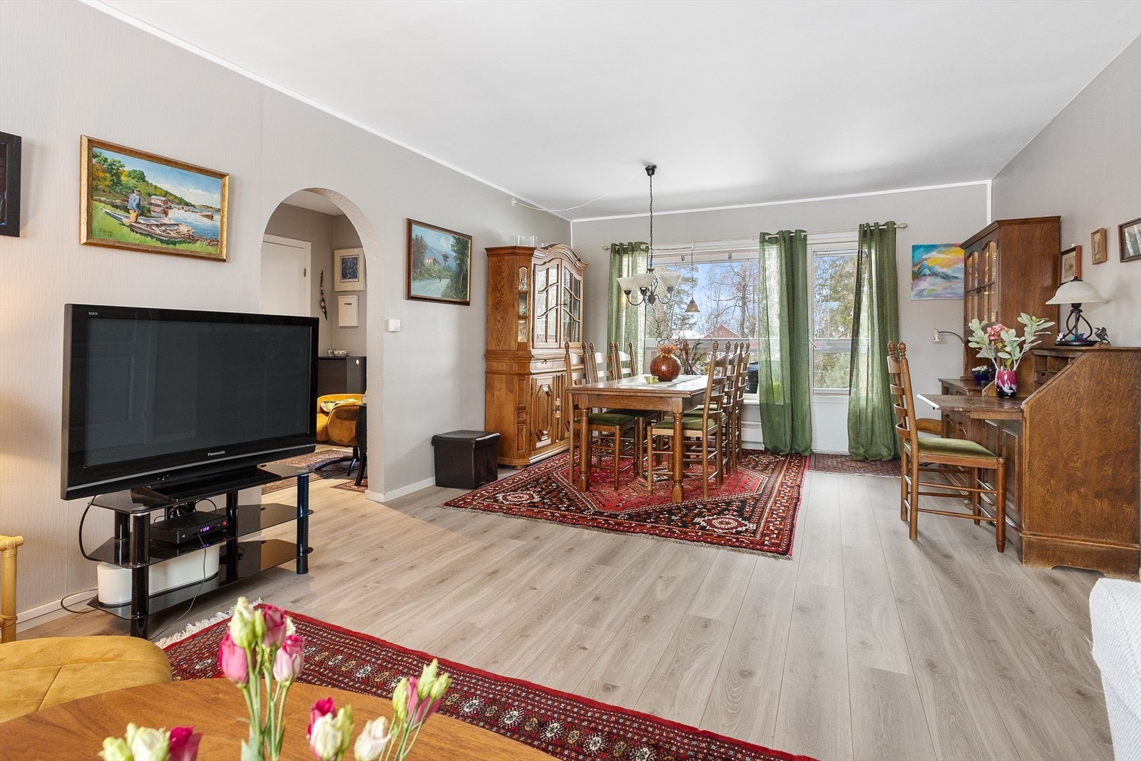 Stue med gode møbleringsmuligheter med blant annet plass til både sofagruppe, spisebord og annet ønsket møblement. Galleribilde