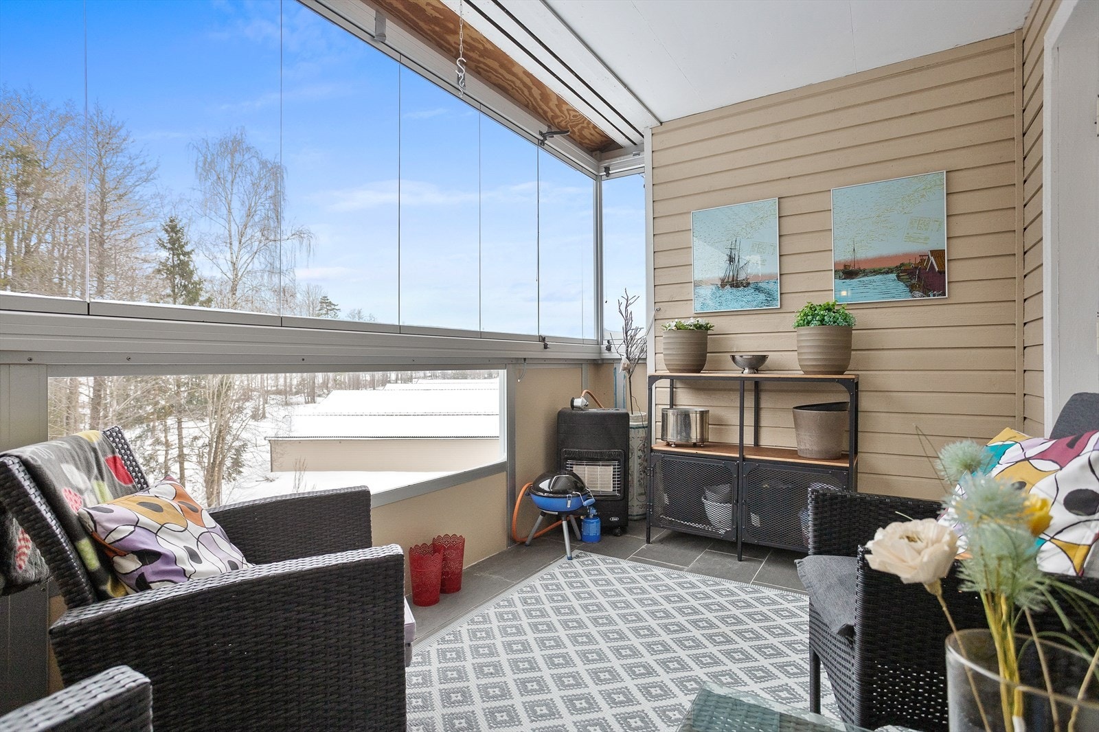 Den innglassede balkongen fungerer som et herlig ekstra oppholdsrom, hvor man kan nyte varme dager og sene kvelder - helt skjermet for vær og vind. Galleribilde