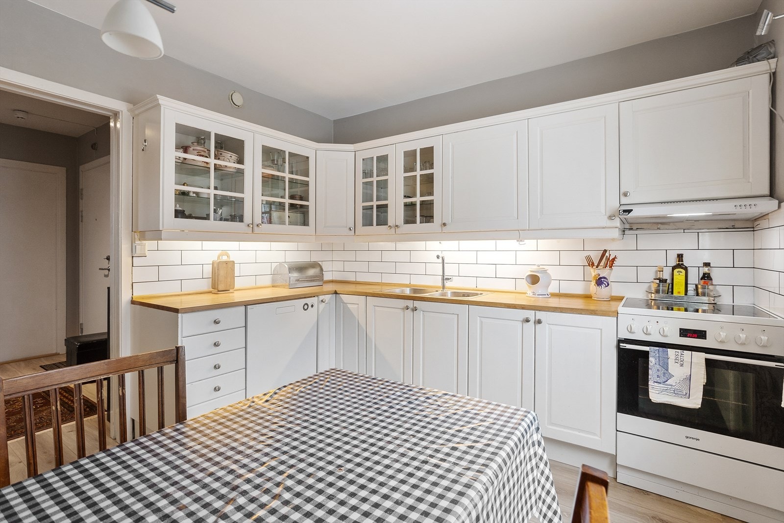 Romslig kjøkken med god plass til spisebord. Galleribilde