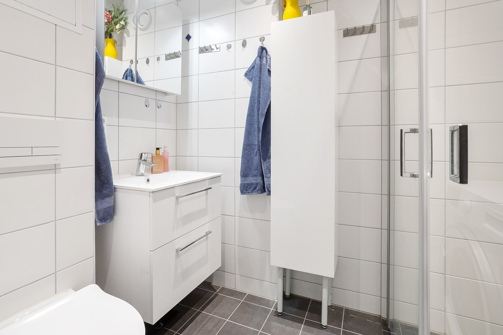 Badet ble rehabilitert i regi av borettslaget i 2020 og fremstår som moderne og delikat. Rommet har fliser på både gulv og vegger, samt malt panel i himlingen. Elektriske varmekabler i gulvet sørger for god komfort gjennom hele året. Galleribilde