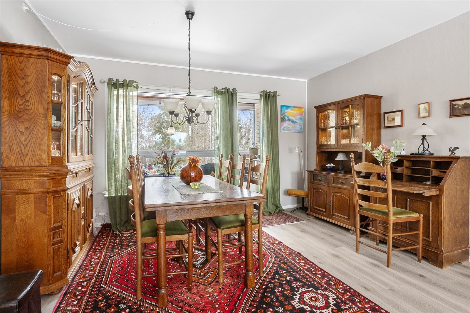 Fra stuen er det direkte adkomst til en innglasset og usjenert balkong på ca. 8 m². Galleribilde