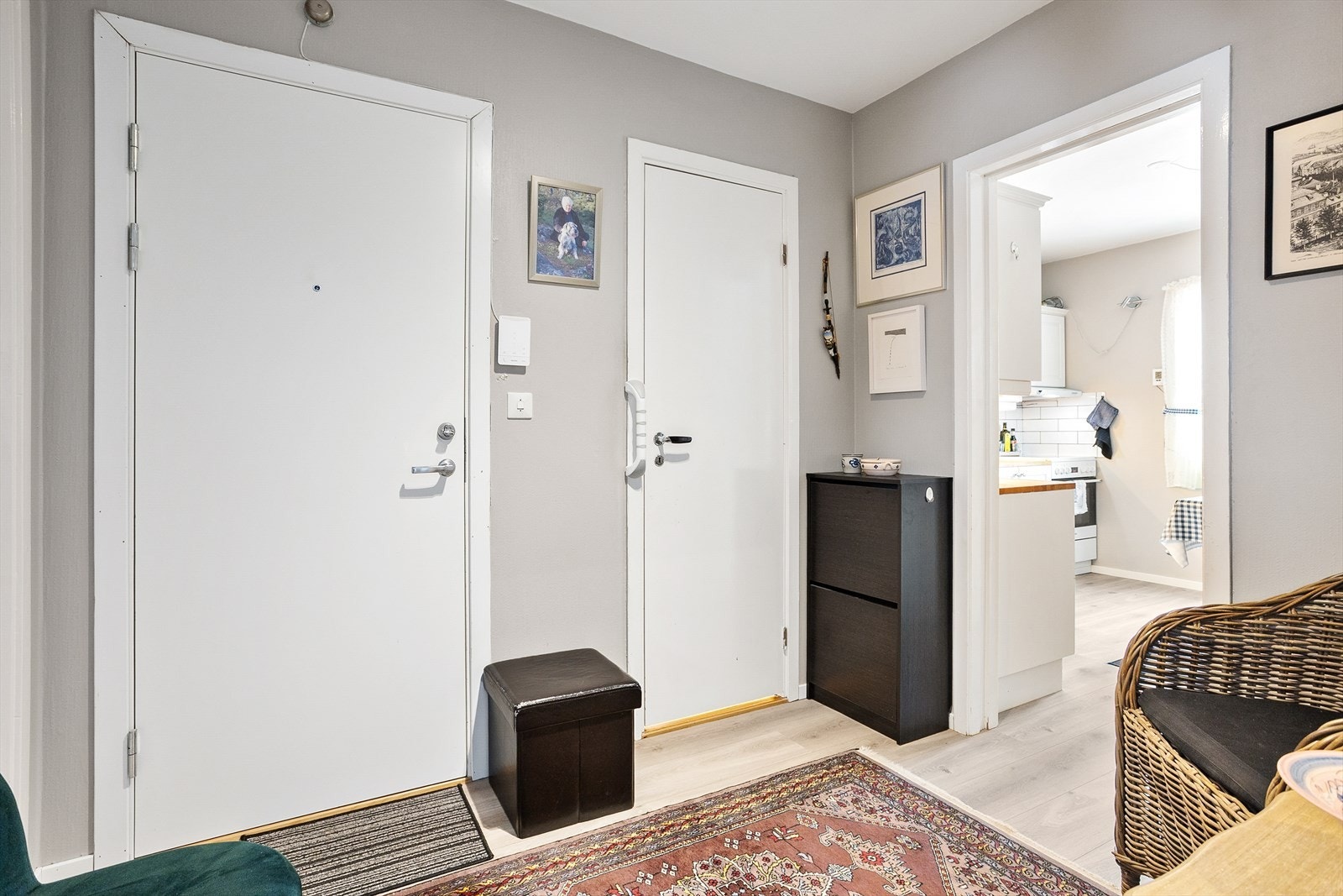 Leiligheten byr på en veldig fin og praktisk planløsning. Vel inne ankommer man leilighetens entré. Galleribilde