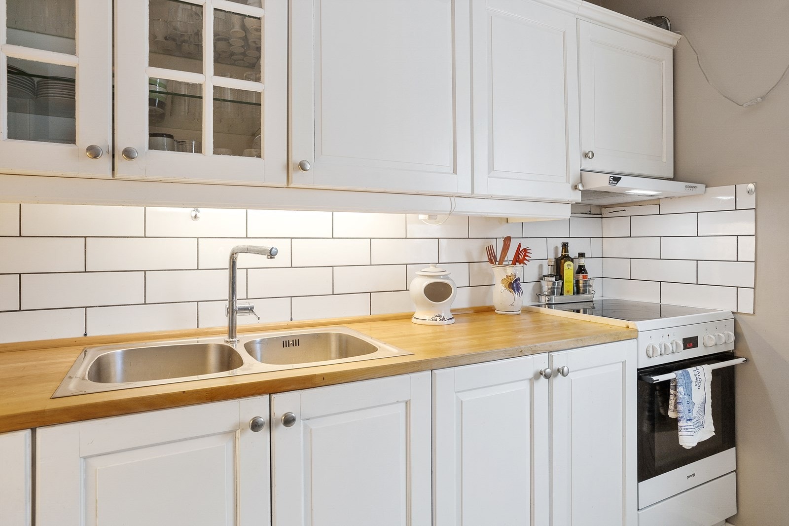 God arbeidsflate og rikelig med oppbevaringsplass i både benk- og overskap. Galleribilde