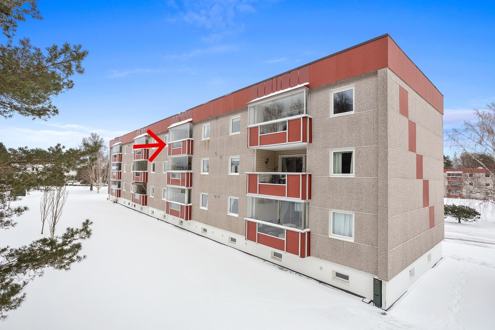 Stor fellestomt for borettslaget med store, grønne fellesarealer som er pent opparbeidet med gress, trær og asfalterte gangveier. Borettslaget har lagt til rette for et hyggelig bomiljø med egen lekeplass og en koselig grillhytte som beboerne kan benytte Galleribilde