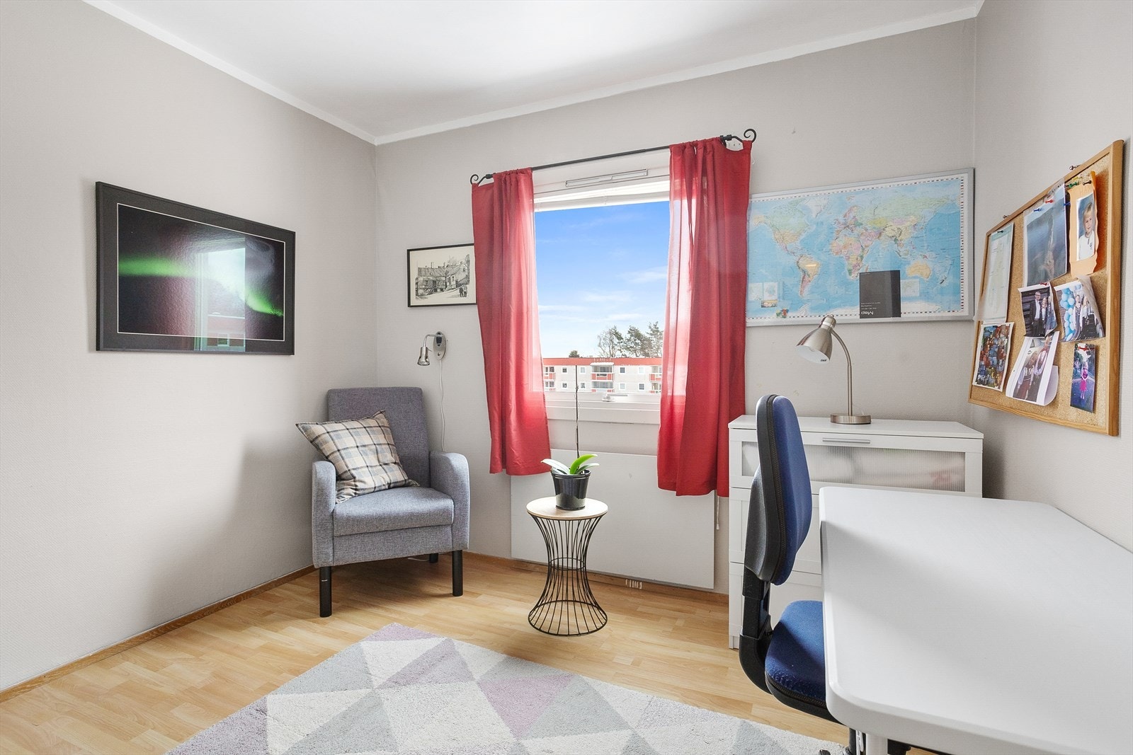 Soverom 2. Rommene kan enkelt tilpasses ulike behov - enten du ønsker barnerom, hjemmekontor eller et hyggelig gjesterom. Galleribilde