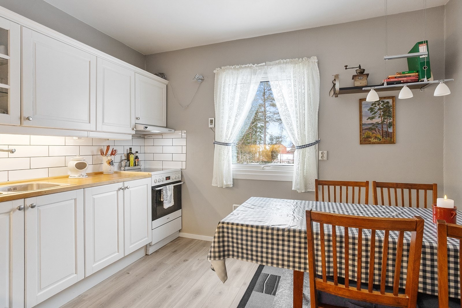 Innredningen er montert i en praktisk L-form og består av profilerte fronter samt benkeplate i heltre. Galleribilde