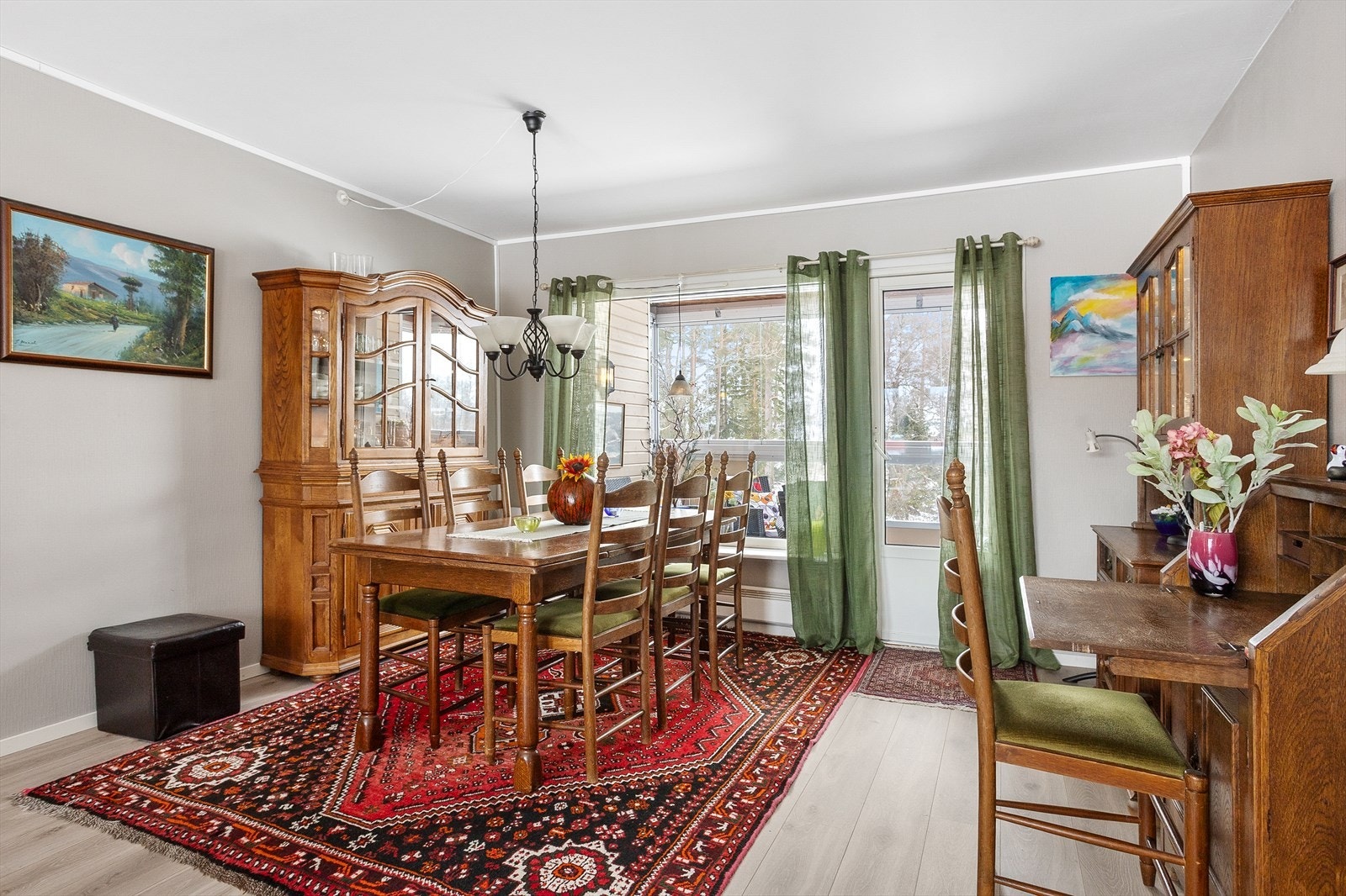 Store vindusflater slipper inn rikelig med naturlig lys. Galleribilde