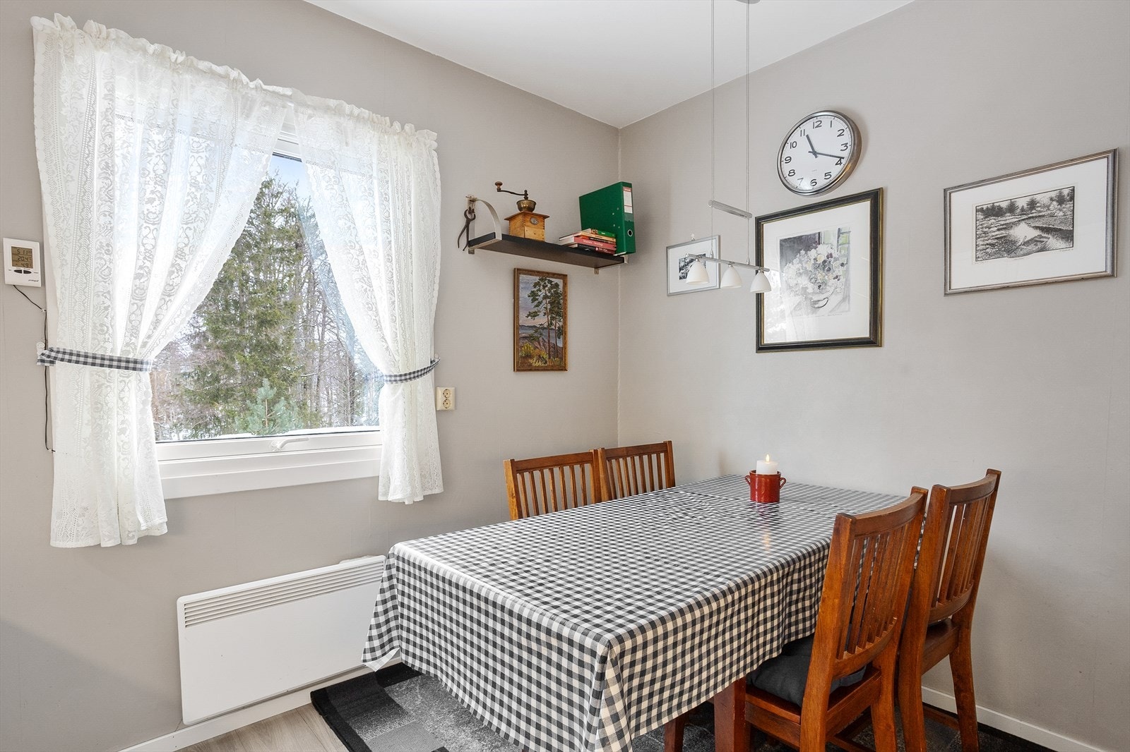 Stort vindu ved spiseplassen gir godt lysinnslipp. Galleribilde