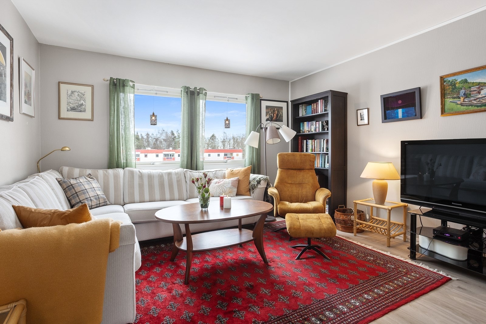 Leiligheten har blitt oppgradert de senere år med bl.a. nye gulv i flere rom, nyere baderom og toalettrom samt at flere overflater har blitt malt opp. Galleribilde