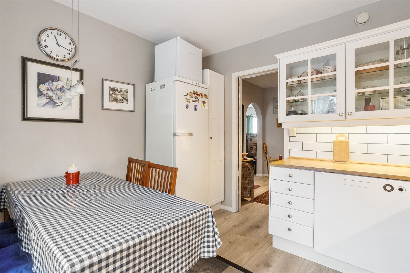 Det er installert vannstoppesystem under oppvaskmaskinen. Det er kjøkkenventilator med avtrekk ført ut, og det er avsatt plass til frittstående hvitevarer. Galleribilde