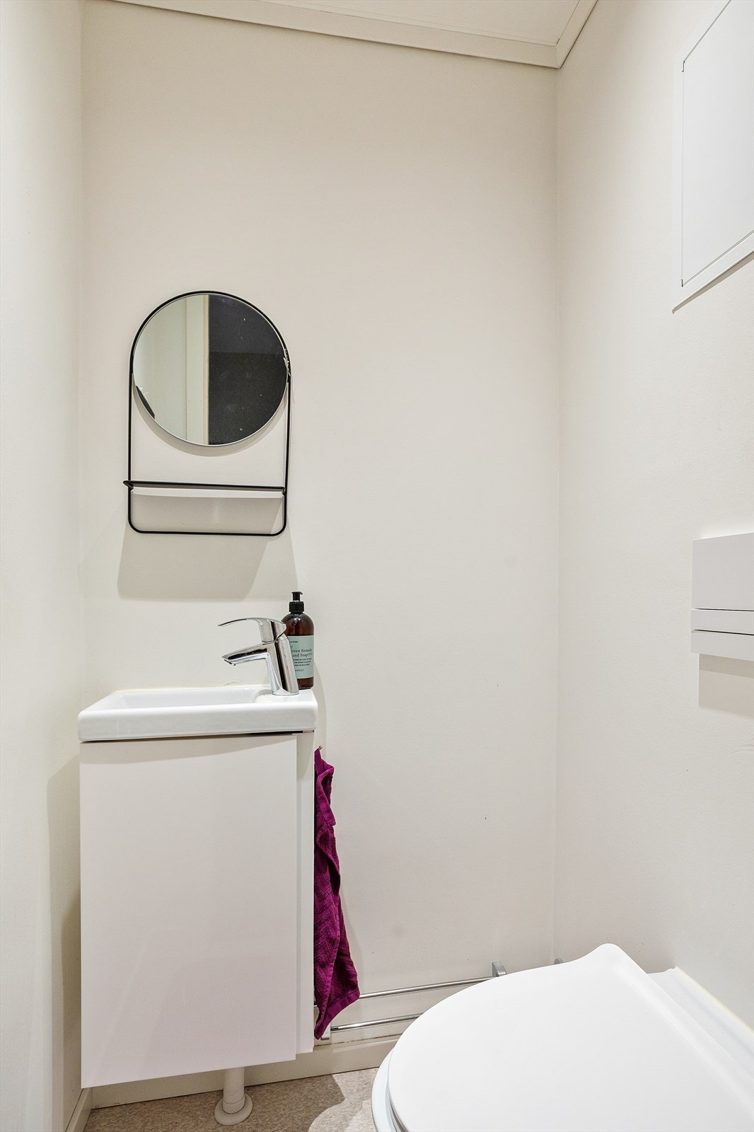 Leiligheten har et praktisk toalettrom hvor det er belegg på gulv, malte plater på vegger og malt panel i tak. Rommet er innredet med servantinnredning og vegghengt toalett. Galleribilde