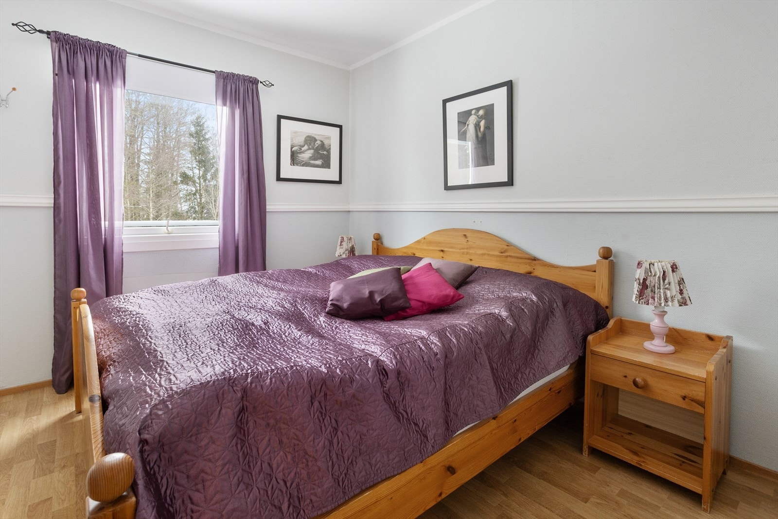 Hovedsoverom. Leiligheten byr på tre lyse og romslige soverom. Galleribilde