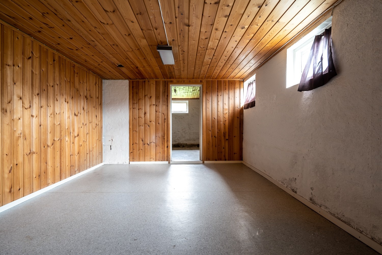 Leiligheten disponerer bod i kjeller på hele 33 kvm. Det er tatt opp i sameiet om det skal reseksjoneres slik at arealet i kjeller og på loft blir tilhørende leilighetene. Galleribilde