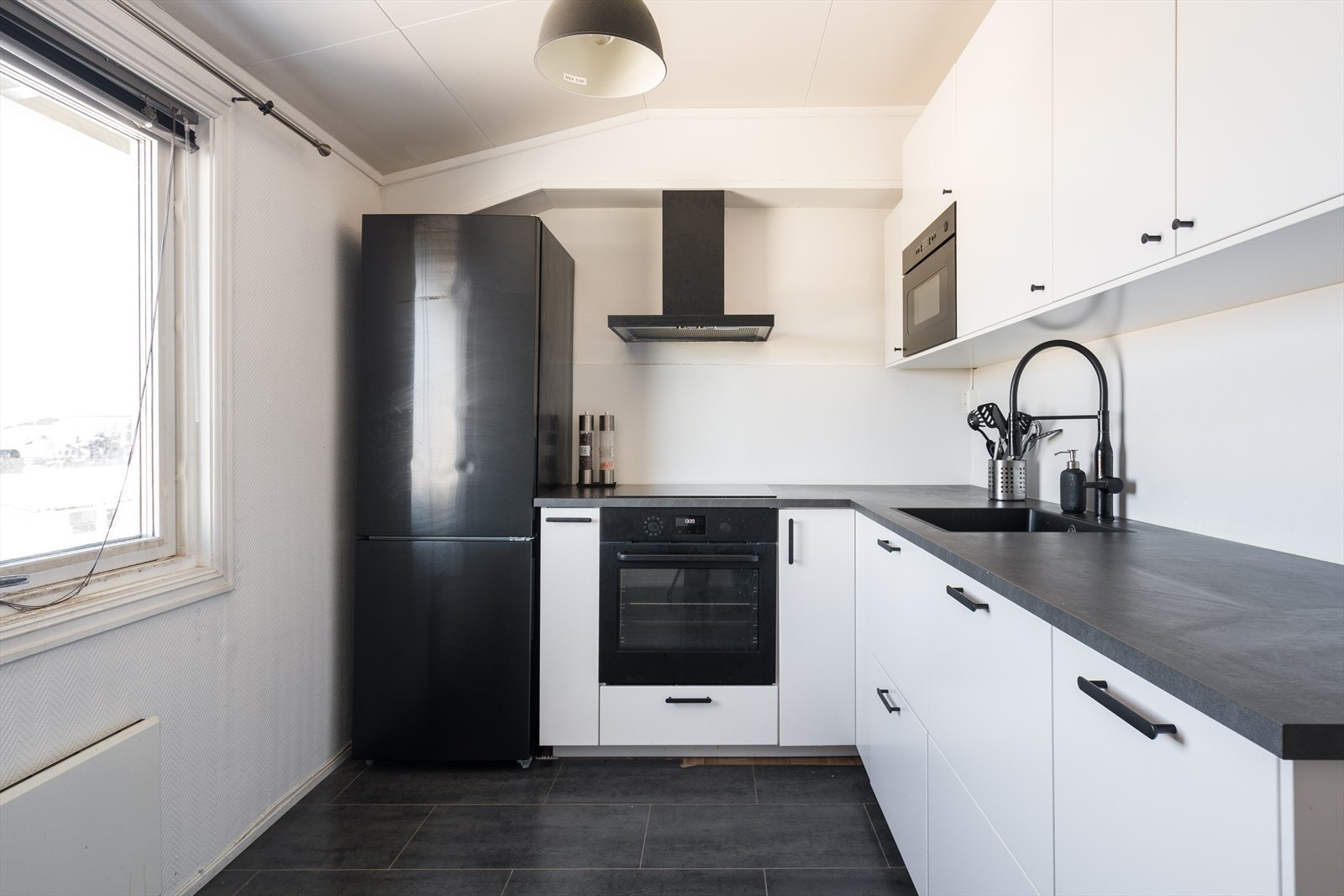 Kjøkkenet er fra IKEA og ble montert i 2022/23. Det medfølger integrert oppvaskmaskin, platetopp, stekeovn og mikro. Galleribilde