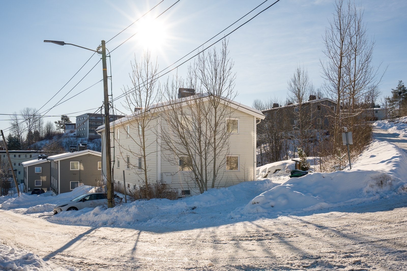 Leiligheten disponerer en parkeringsplass utenfor blokken. I tillegg har sameiet gjesteparkering flere plasser på feltet. Det er også mulighet for å installere elbillader. Galleribilde