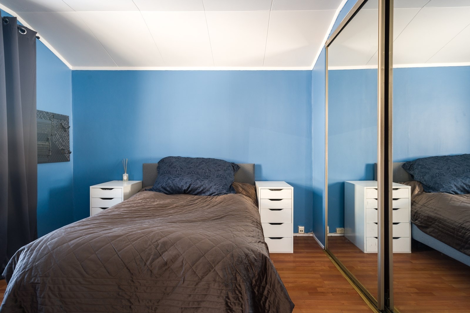 Rommet er også utstyrt med skyvedørsgarderobe. Galleribilde