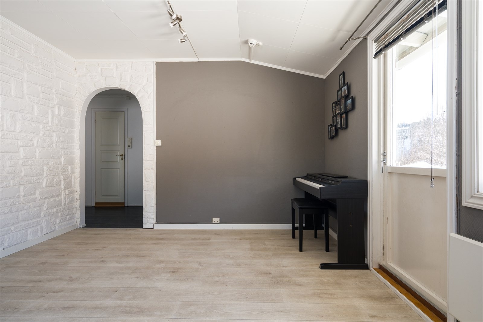 Stuen har vedovn og panelovner for oppvarming. Galleribilde