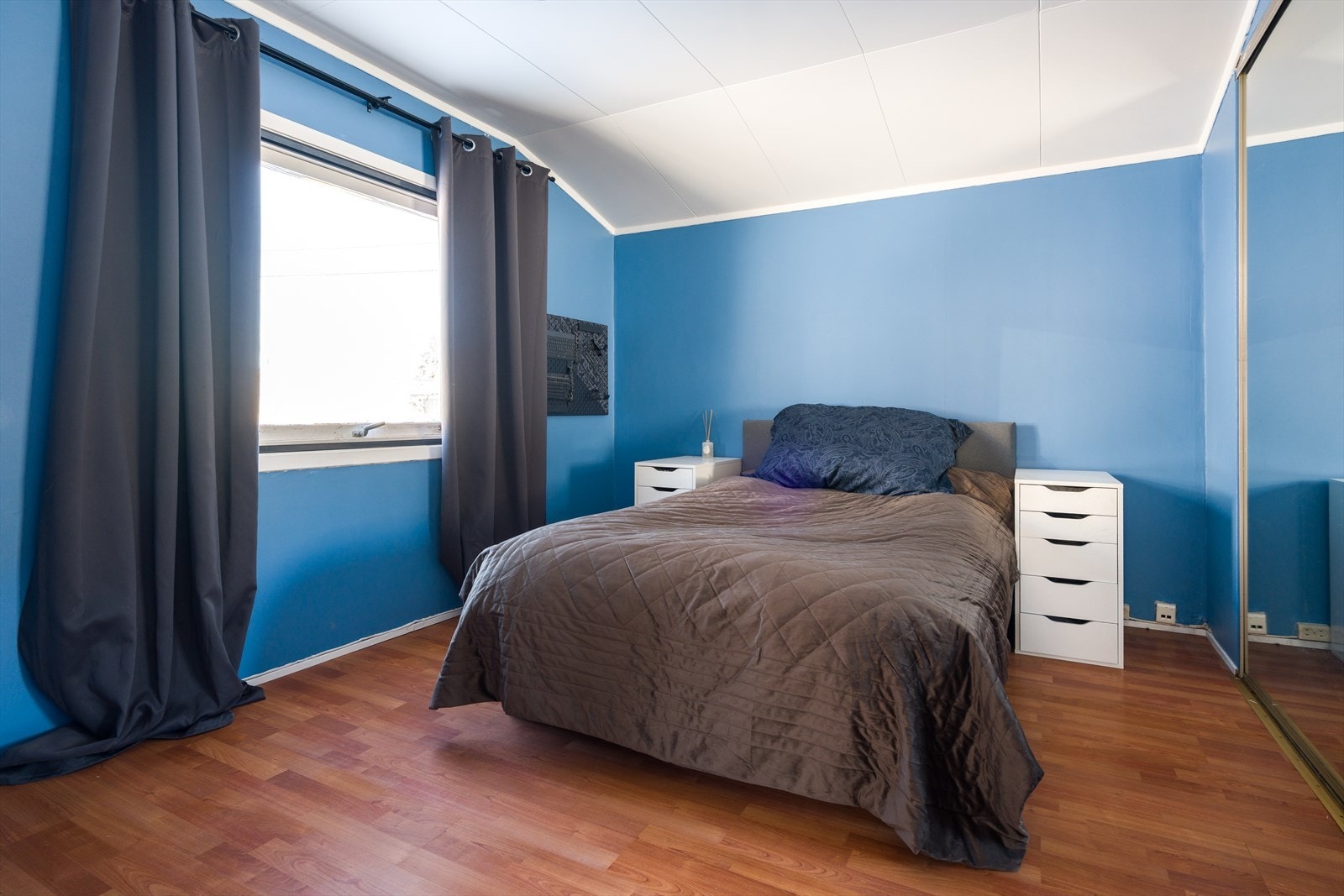 Hovedsoverommet er av god størrelse og har plass til stor dobbeltseng og nattbord. I tillegg er det mulighet for ekstra oppbevaring og kontorpult. Galleribilde