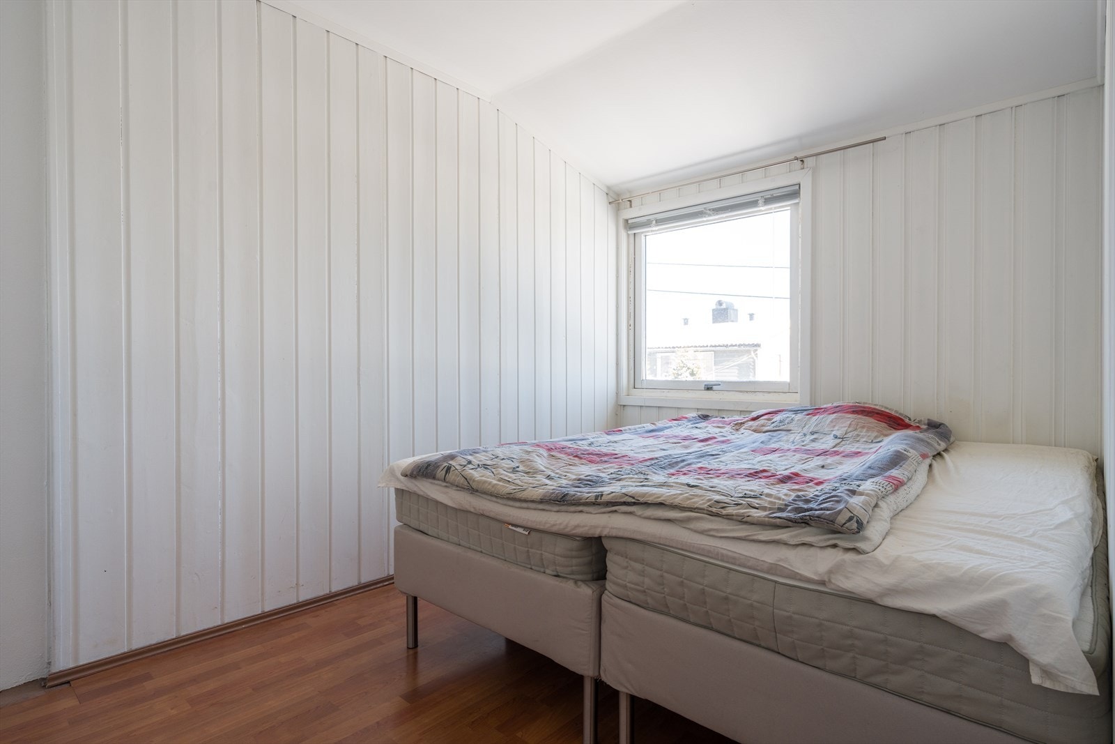 Soverom 2 er også av av god størrelse og har plass til både seng og oppbevaring. Galleribilde