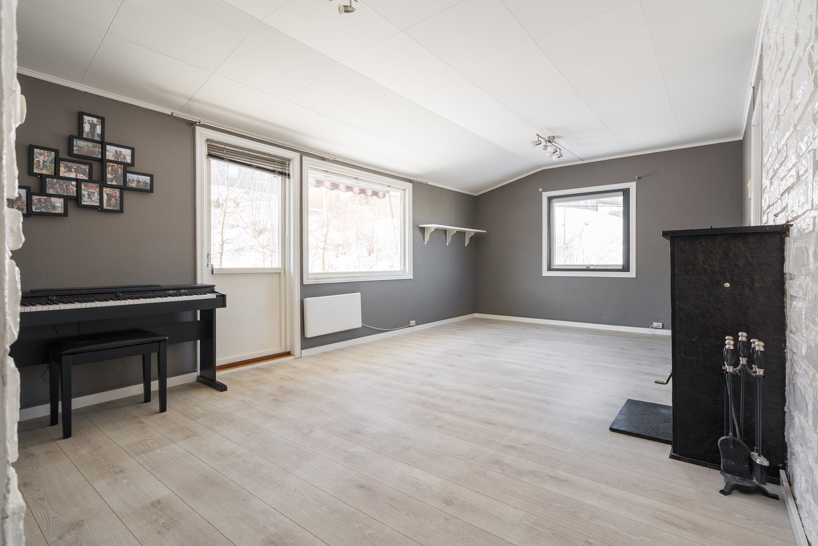 Fra stuen er det utgang til sydvestvendt på ca. 8 kvm. Galleribilde