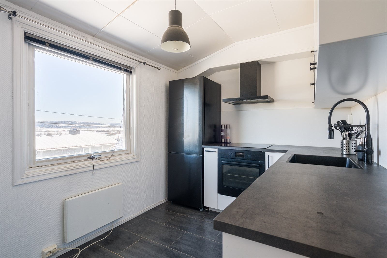 Kjøkkenet ligger i separat rom og er av god størrelse. Galleribilde