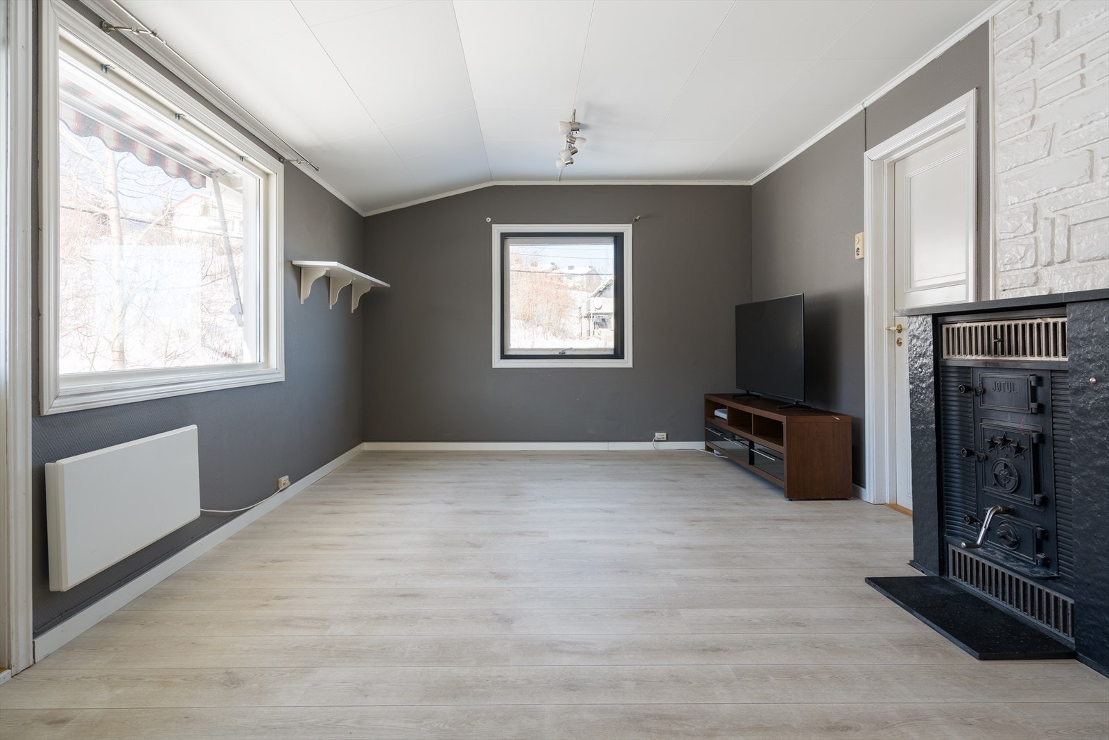 Stuen er av god størrelse og har vinduer på to av ytterveggene som gir rikelig med naturlig lys. Galleribilde