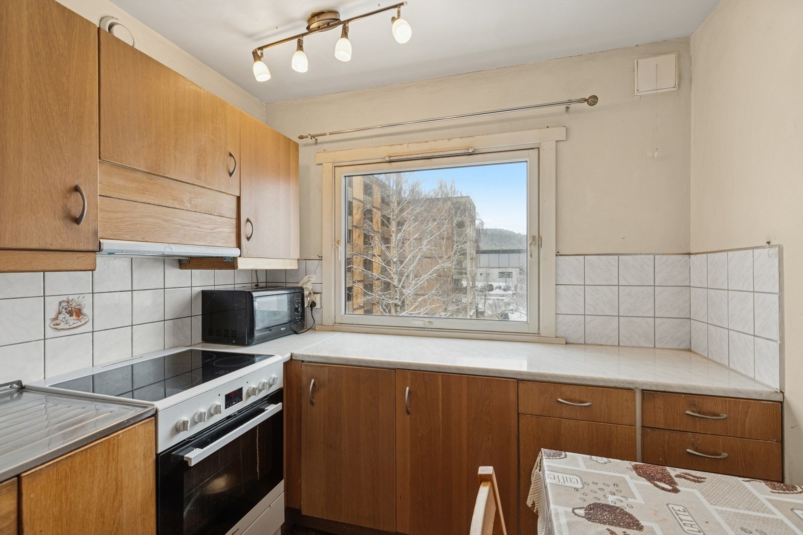 Her er det godt med både skap- og benkeplass, samt plass til et kjøkkenbord. Galleribilde