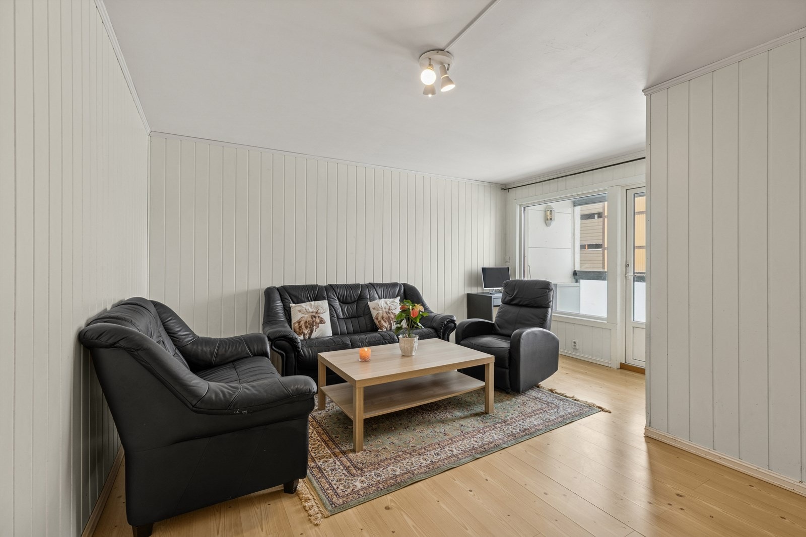 Stuen er et lyst og romslig oppholdsrom i en praktisk L-løsning, som gir deg flere møbleringsmuligheter. Galleribilde