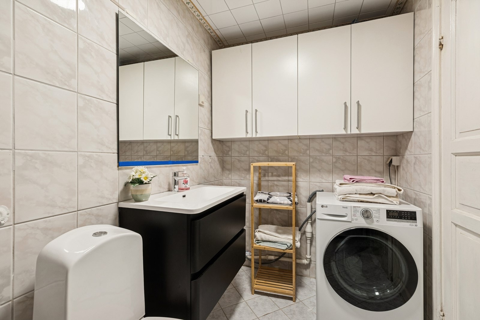 Badet er praktisk innredet med opplegg for vaskemaskin. Galleribilde