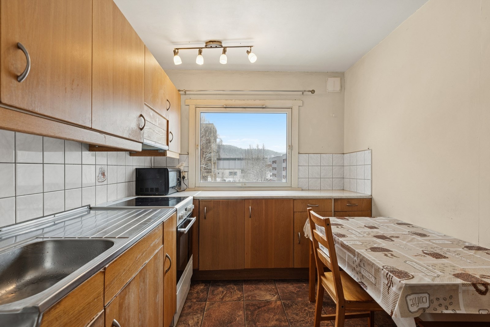 Kjøkkenet ligger i et separat rom, som skaper et ekstra oppholdsrom i boligen. Galleribilde