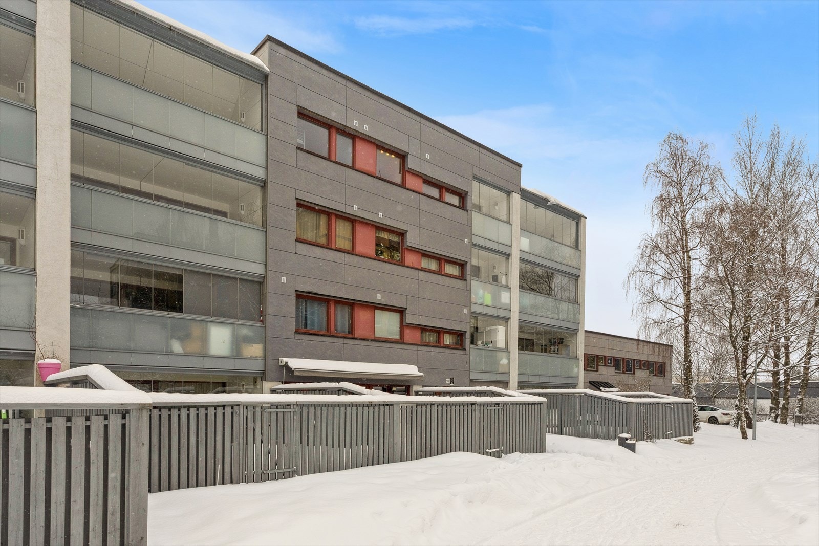 Leiligheten i Jerikoveien 93b ligger i hjertet av Furuset, et område som tilbyr en enklere hverdag med alt du trenger innen rekkevidde. Galleribilde