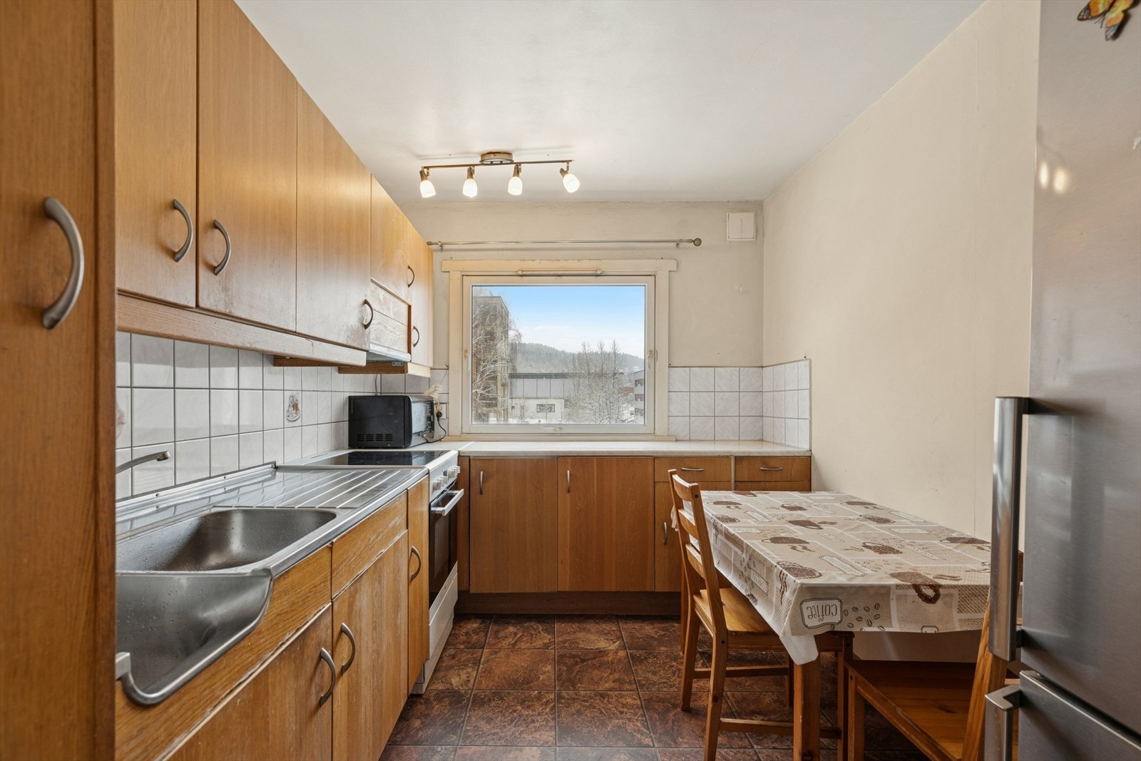 Kjøkkenet er utstyrt med kjøl/fryseskap, komfyr og en kjøkkenventilator med kullfilter. Galleribilde