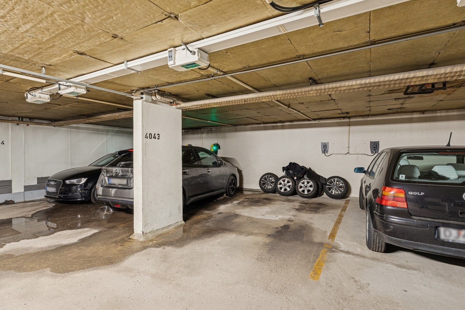 Det medfølger garasjeplass i felles anlegg. Borettslaget har i tillegg gjesteparkering. Galleribilde