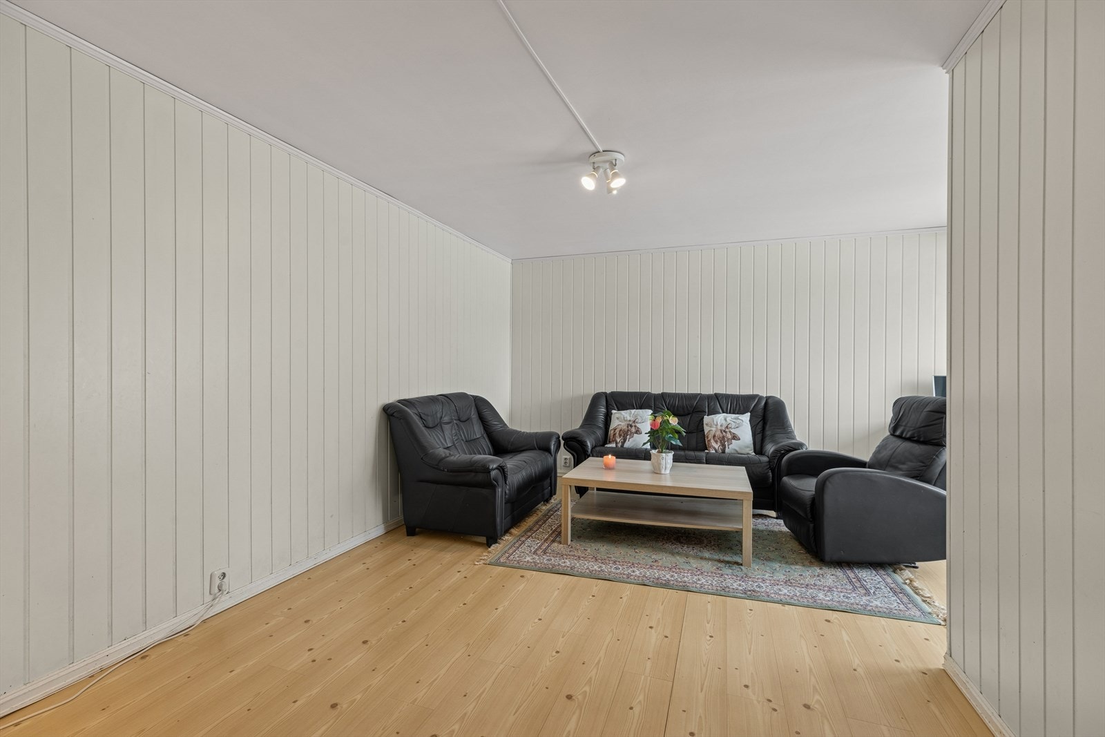 Dette er en lys og arealeffektiv 3-roms leilighet med en innglasset balkong på ca. 4 m² og egen garasjeplass. Galleribilde