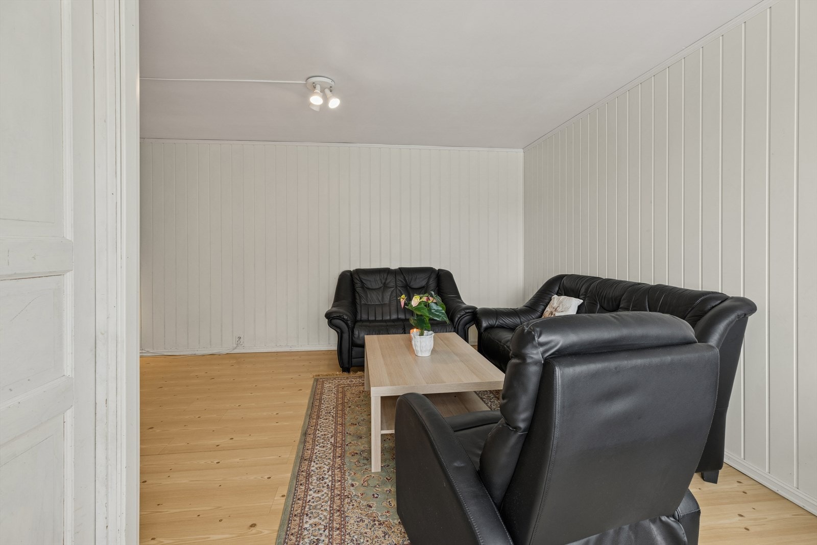 Rommet har gjennomgående laminatgulv og lyse overflater. Galleribilde