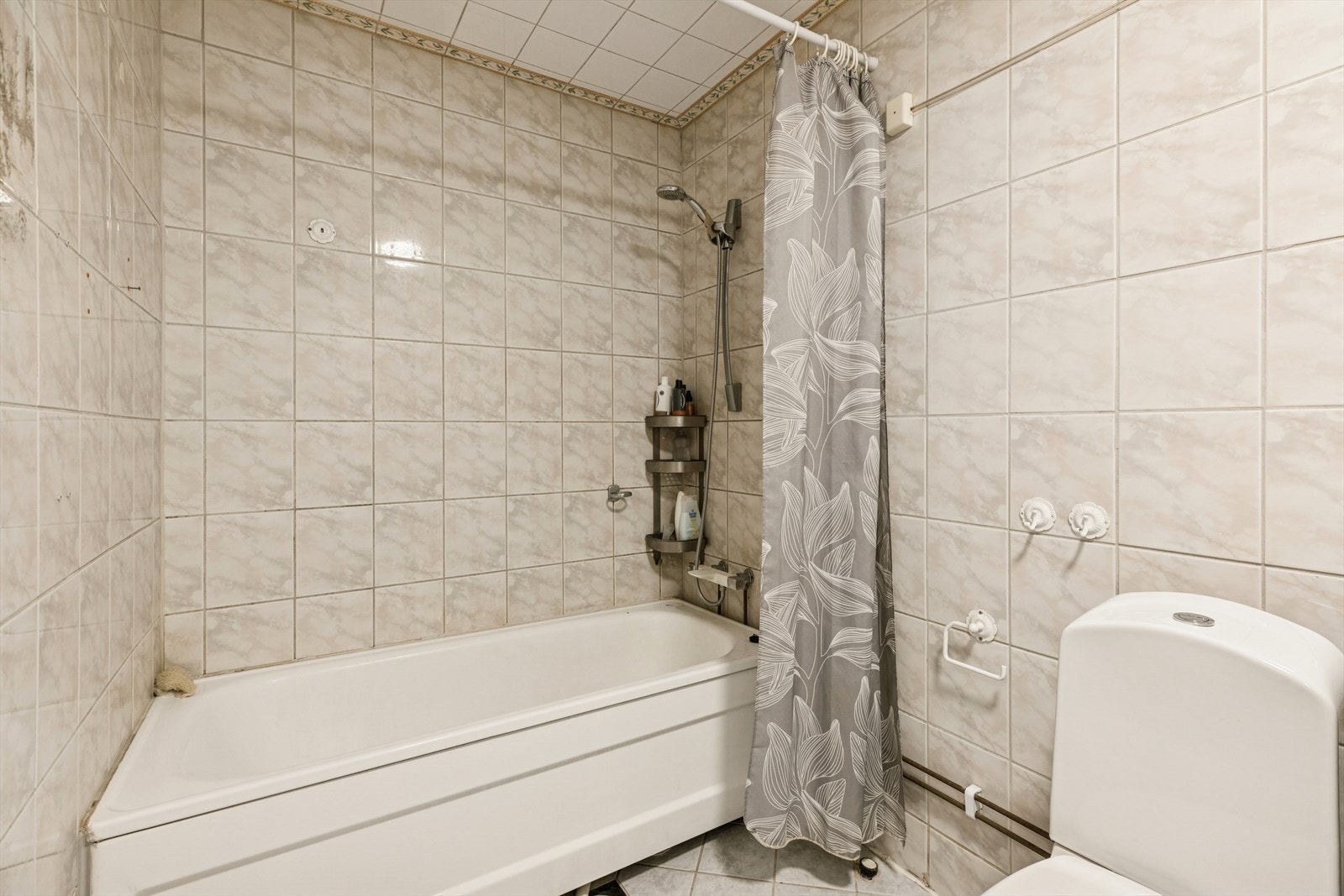 Badet er helfliset på vegger, tak og gulv, og har elektriske varmekabler for ekstra komfort. Galleribilde