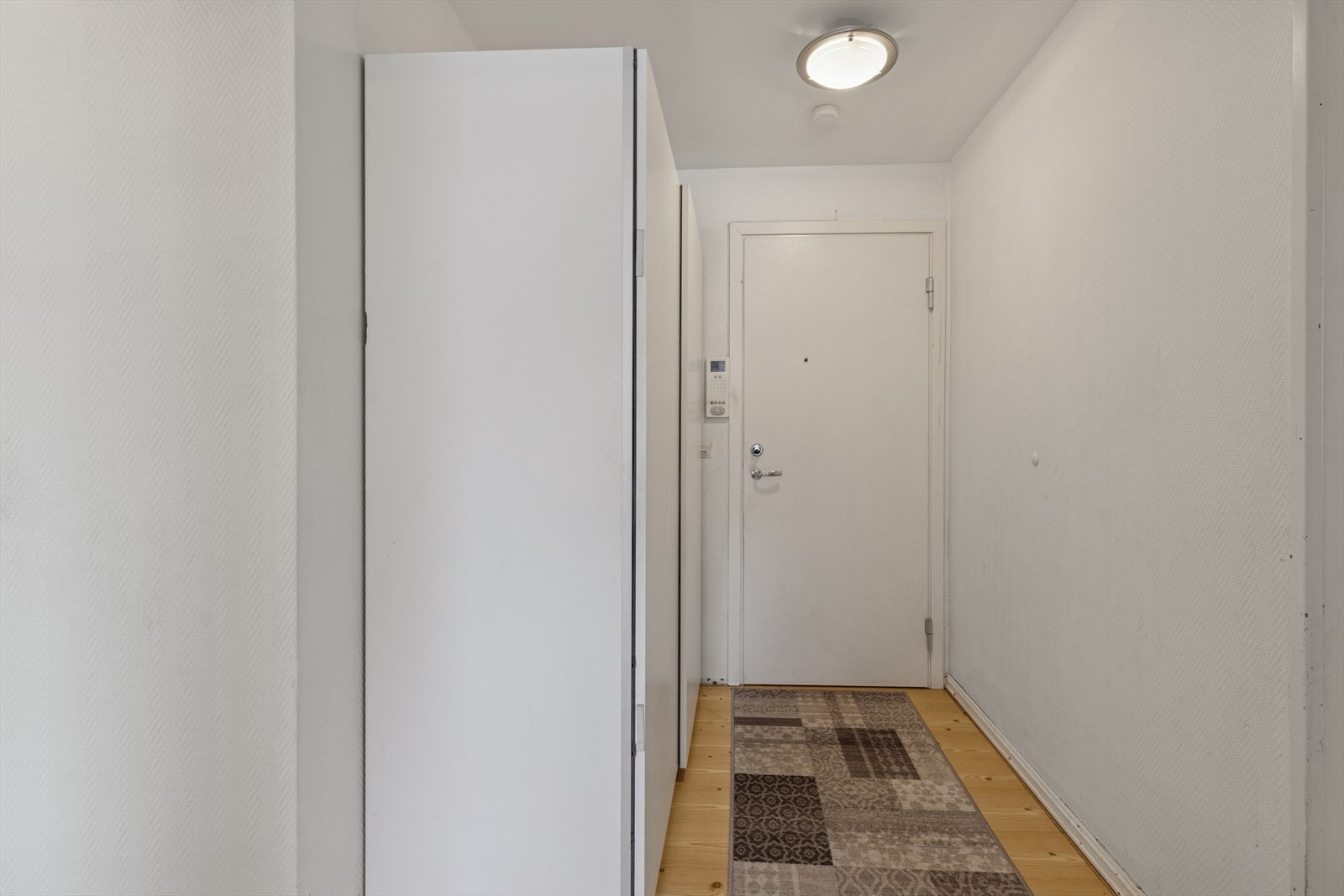 Leiligheten har en innvendig bod for praktisk oppbevaring. I tillegg medfølger en ekstern bod på fellesområdet på ca. 3 m². Galleribilde