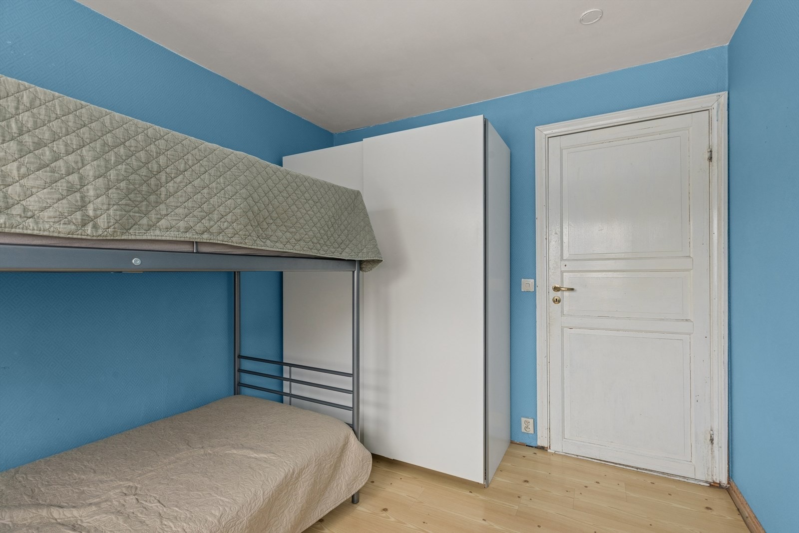 Her er det plass til seng og garderobeskap. Galleribilde